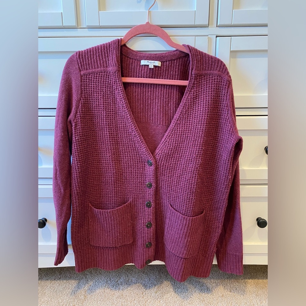 Madewell maroon v-neck cardigan with button detailing - size medium